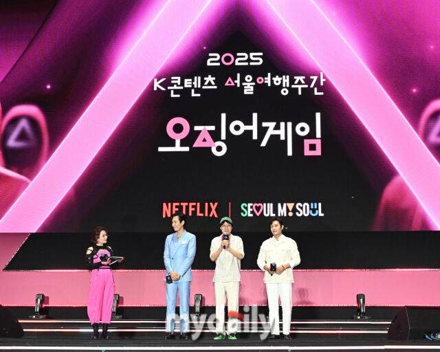 황동혁 감독이 '오징어 게임' 주연인 이정재, 이벼헌과 나란히 서서 인터뷰를 하고 있다. / 마이데일리 DB
