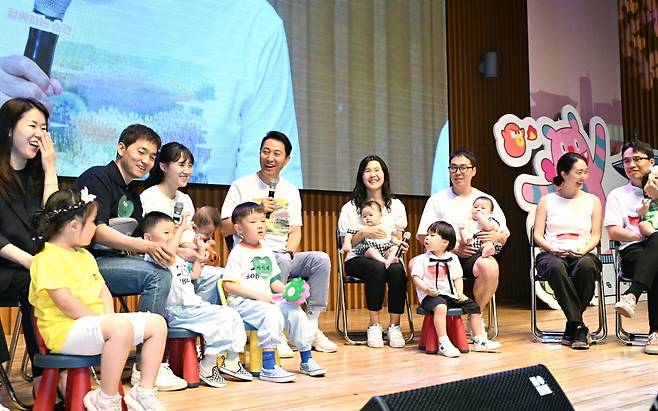 오세훈 서울시장이 6월14일 오후 서울시청 다목적홀에서 열린 ‘2025 탄생응원 서울축제’ 토크쇼에서 참여 가족들과 이야기를 나누고 있다. 사진제공=서울시