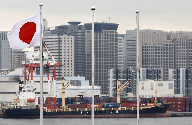 일본 도쿄항에 지난 12일 컨테이너선이 정박해 있다. [EPA]