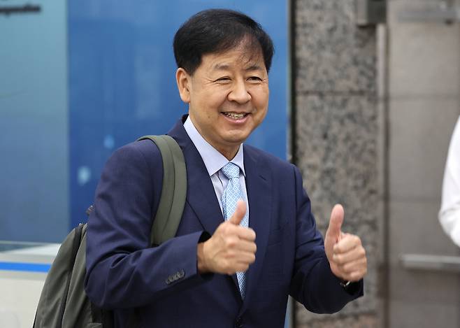 구윤철 경제부총리 겸 기획재정부 장관 후보자가 30일 서울 중구 예금보험공사에 마련된 인사청문회 준비사무실로 들어서며 두 엄지를 들어 보이고 있다. 구 후보자는 기자들에게 “인사청문회 잘 준비해서 답변 드리도록 하겠다”고 말했다. 전날 장관 후보자로 지명된 후 가진 기자회견에서 구 후보자는 “주식회사 대한민국을 만들겠다”고 포부를 밝혔다.[연합]