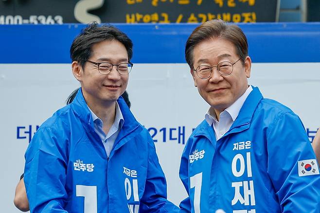이재명 대통령은 29일 장관급인 대통령 직속 지방시대위원장에 김경수 전 경남도지사를 위촉했다. 이 대통령이 대선후보시절 경남 창원에서 가진 집중유세에서 김 위원장과 악수하는 모습. [뉴시스]