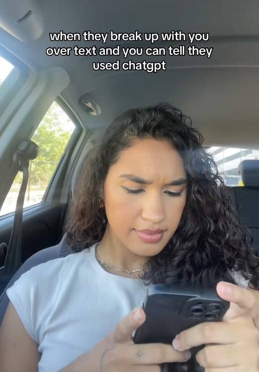 한 여성이 이별을 통보한 연인으로부터 받은 문자가 챗GPT를 작성된 것을 확인하는 모습. [acediam 틱톡 캡처]