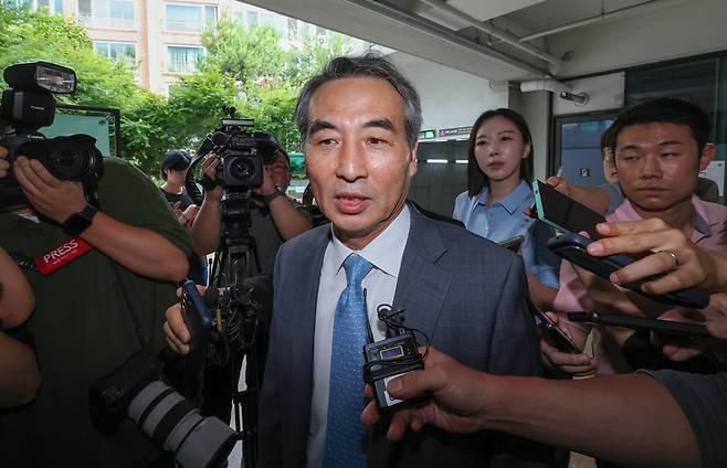 윤석열 전 대통령 부인 김건희 여사와 관련한 각종 의혹 사건을 수사하는 민중기 특별검사가 30일 서울 서초구에 마련된 특검팀 사무실로 출근하고 있다. [연합]