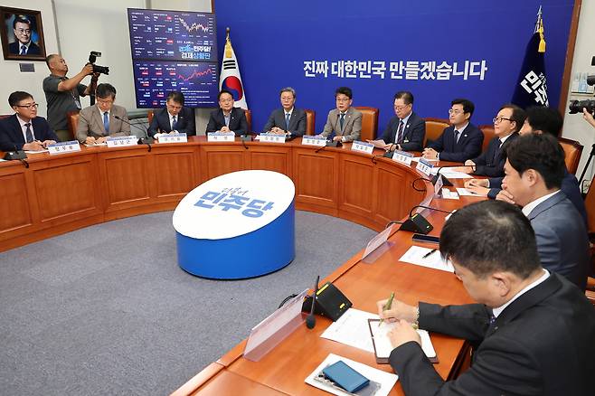 진성준 더불어민주당 정책위의장이 30일 서울 여의도 국회에서 상법 개정안 추진과 관련해 경제계 의견을 수렴하기 위해 경제6단체 부회장단과 간담회를 하고 있다.  이날 간담회에는 박일준 대한상공회의소 상근부회장, 김창범 한국경제인협회 상근부회장, 이동근 한국경영자총협회 상근부회장, 장석민 한국무역협회 전무, 오기웅 중소기업중앙회 상근부회장, 이호준 한국중견기업연합회 상근부회장, 정우용 한국상장사협회 부회장 등이 참석했다.  [연합]