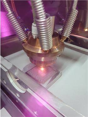 한국원자력연구원이 자체 개발한 3D 프린터로 수소연료전지용 금속 분리판을 제조하고 있다. [한국원자력연구원 제공]