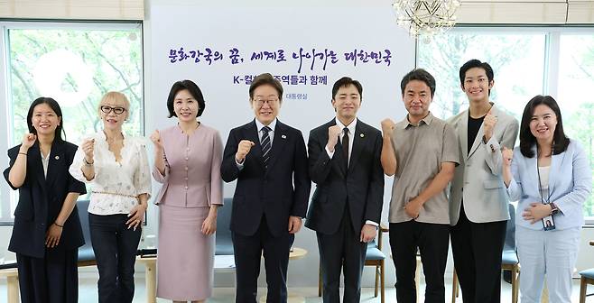 이재명 대통령과 김혜경 여사가 30일 서울 용산 대통령실 파인그라스에서 열린 문화예술계 수상자 간담회를 마치며 참석자와 기념촬영을 하고 있다. [연합]
