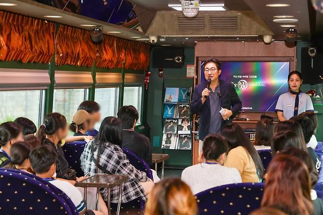 ‘2025 해랑열차 가족여행 프로그램’에서 권백신 코레일관광개발 대표이사가 참가자들에게 인사를 하고 있다.