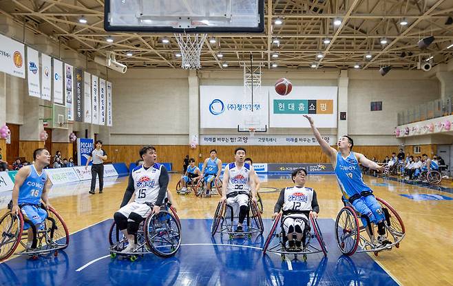 [서울=뉴시스] 지난 4월부터 열린 고양특례시장컵 제30회 홀트전국휠체어농구대회에서 슛을 시도하는 코웨이 블루휠스 휠체어 농구단의 모습. (사진=코웨이 제공) 2025.06.30. photo@newsis.com *재판매 및 DB 금지