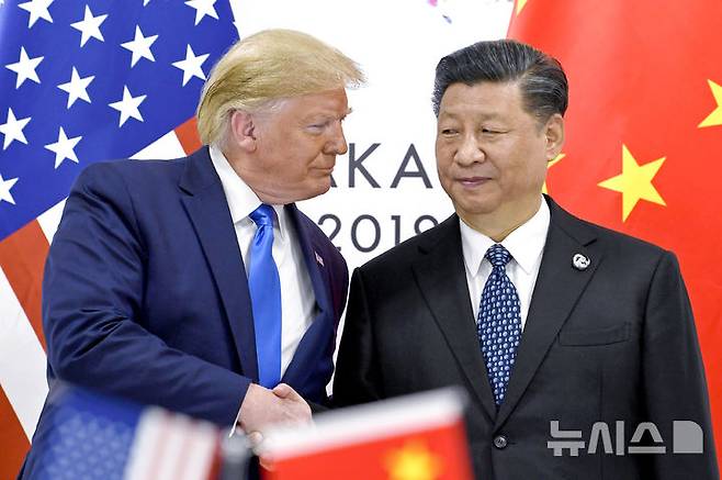 [오사카=AP/뉴시스] 도널드 트럼프 미국 대통령(왼쪽)과 시진핑 중국 국가주석이 2019년 6월 29일 일본 오사카에서 열린 주요 20개국(G20) 정상회의에 참석해 악수하고 있다. 2025.06.30.