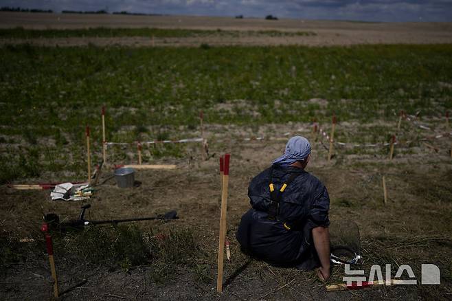 [키이우=AP/뉴시스] 우크라이나가 29일(현지 시간) 대인지뢰금지협약인 '오타와 협약'에서 탈퇴하는 절차를 개시했다. 사진은 비정부기구 지뢰 탐지 작업자가 2022년 6월 14일 우크라이나 키이우 외곽에서 대전차 및 대인 지뢰를 탐색하는 모습. 2025.06.30.
