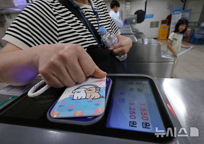 [서울=뉴시스] 조성우 기자 = 한 시민이 29일 서울 시내의 한 지하철역 개찰구에서 교통카드를 태그하고 있다. 지난 28일부터 서울·인천·경기 지하철을 탈 때 교통카드 기본요금이 기존 1400원에서 1550원으로 150원 인상됐다. 2025.06.29. xconfind@newsis.com