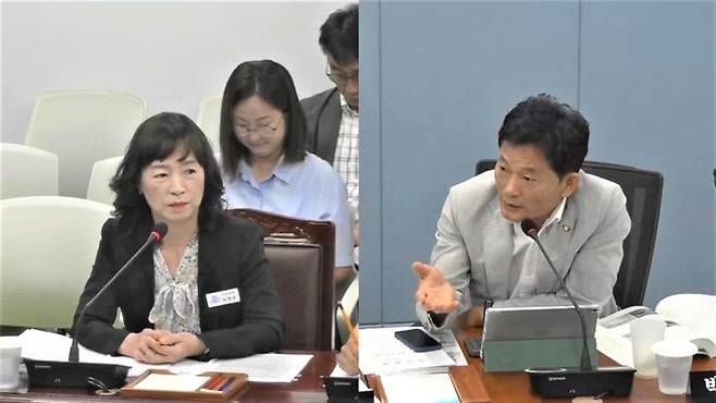 [창원=뉴시스] 강경국 기자 = 박해정 경남 창원시의원(오른쪽)이 제144회 정례회 문화환경도시위원회 행정사무감사에서 주남저수지 녹조 문제를 다루고 있다. (사진=창원시의회 제공). 2025.06.30. photo@newsis.com *재판매 및 DB 금지