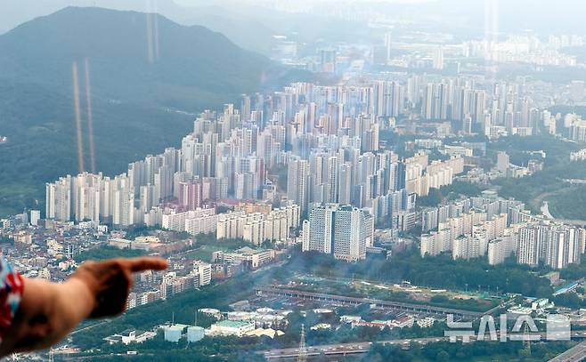 [서울=뉴시스] 박주성 기자 = 정부가 수도권과 규제지역의 주택담보대출 한도를 6억원으로 제한하는 초강수 조치를 펴면서 서울 아파트의 74%가 주담대 제한 영향권에 들게 된다는 분석이 나왔다. 부동산R114의 수도권 아파트 평균 시세를 보면 서울 전체 25개 구 가운데 18개 구의 대출액이 종전보다 줄어들 것으로 예상했다.  사진은 29일 서울 송파구 롯데월드타워 전망대 서울스카이에서 바라본 서울시내 아파트의 모습. 2025.06.29. park7691@newsis.com