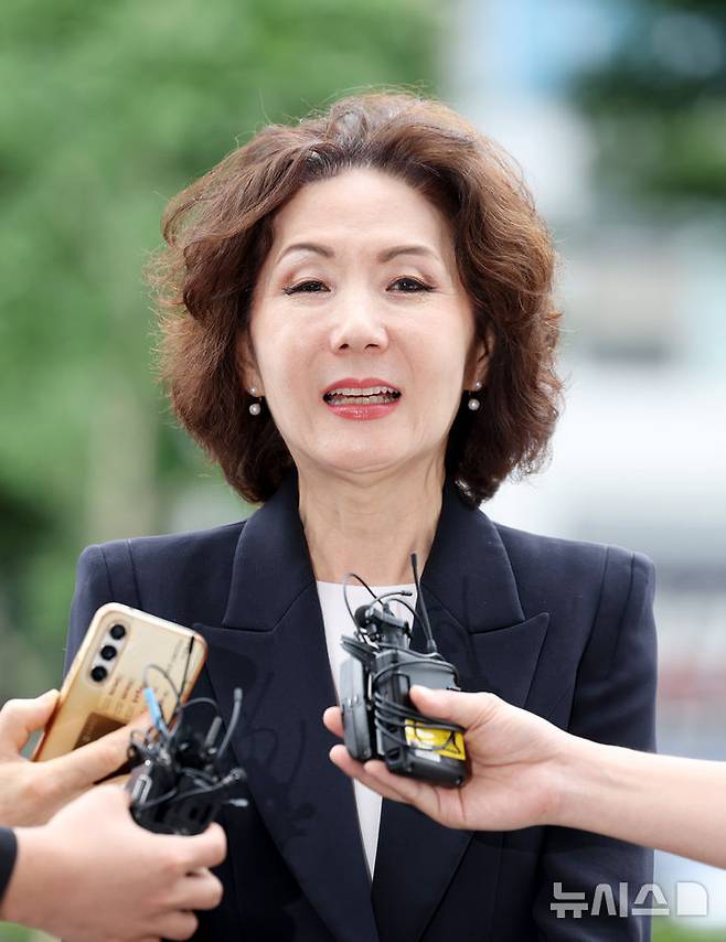 [서울=뉴시스] 김진아 기자 = 이진숙 사회부총리 겸 교육부 장관 후보자가 30일 오전 서울 여의도 한국교육시설안전원에 마련된 인사청문회 준비 사무실로 출근하던 중 취재진 질문에 답하고 있다. 2025.06.30. bluesoda@newsis.com