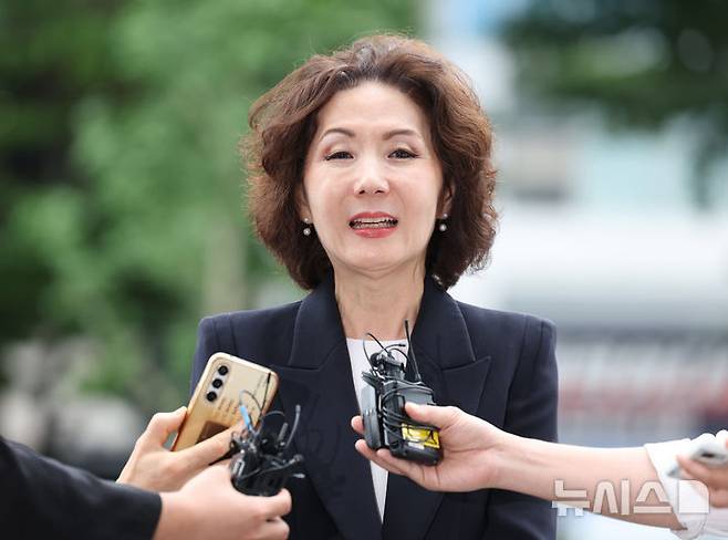 [서울=뉴시스] 김진아 기자 = 이진숙 사회부총리 겸 교육부 장관 후보자가 30일 오전 서울 여의도 한국교육시설안전원에 마련된 인사청문회 준비 사무실로 출근하던 중 취재진 질문에 답하고 있다. 2025.06.30. bluesoda@newsis.com