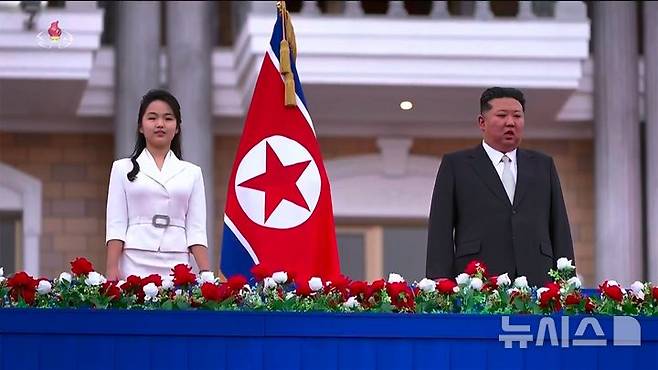 [서울=뉴시스] 김정은 북한 국무위원장이 지난 24일 원산갈마해안관광지구 준공식에 딸 주애와 함께 참석한 모습. (사진=조선중앙TV 캡쳐) 2025.06.30. photo@newsis.com