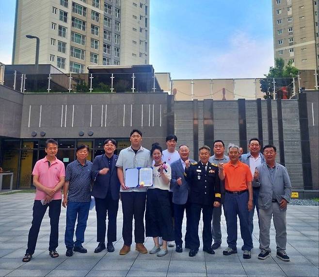 [창원=뉴시스] 강경국 기자 = 지난달 31일 경남 창원시 마산회원구 석전동의 한 아파트 목욕탕에서 70대 남성을 구조한 창원기계공고 1학년 천성환(17)군이 국회의원 표창장을 수상해 정희성 도의원과 황점복 창원시의원, 현장에 출동했던 소방서 관계자들이 축하를 하고 있다. (사진=창원시청 제공). 2025.06.30. photo@newsis.com *재판매 및 DB 금지