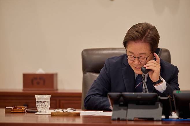[서울=뉴시스] 이재명 대통령이 23일 서울 용산구 대통령실 청사 집무실에서 안와르 이브라힘 말레이시아 총리와 전화 통화를 하고 있다. (사진=대통령실 제공) 2025.06.23. photo@newsis.com *재판매 및 DB 금지