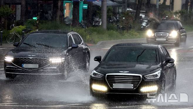 [서울=뉴시스] 조수정 기자 =  폭우가 쏟아진 16일 오후 서울 중구에서 차량들이 물보라를 일으키며 주행하고 있다. 2025.05.16. chocrystal@newsis.com