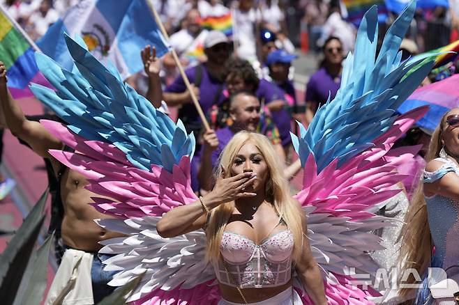 [샌프란시스코=AP/뉴시스] 29일(현지 시간) 미 캘리포니아주 샌프란시스코에서 열린 프라이드 퍼레이드에서 참가자들이 행진하고 있다. 매년 6월은 '세계 성소수자 프라이드의 달'로 세계 곳곳에서 기념행사가 열린다. 2025.06.30.