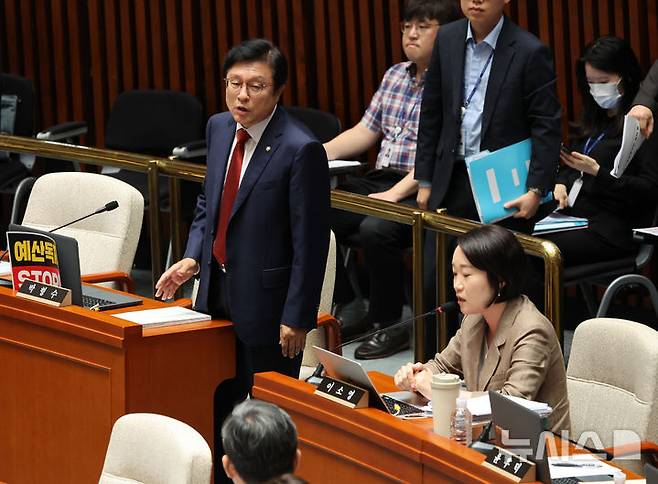 [서울=뉴시스] 김금보 기자 = 박형수(왼쪽) 국회 예산결산특별위원회 국민의힘 간사와 위원들이 30일 오전 서울 여의도 국회에서 열린 예산결산특별위원회 제1차 전체회의에서 정회를 요구하며 퇴장하고 있다. 2025.06.30. kgb@newsis.com