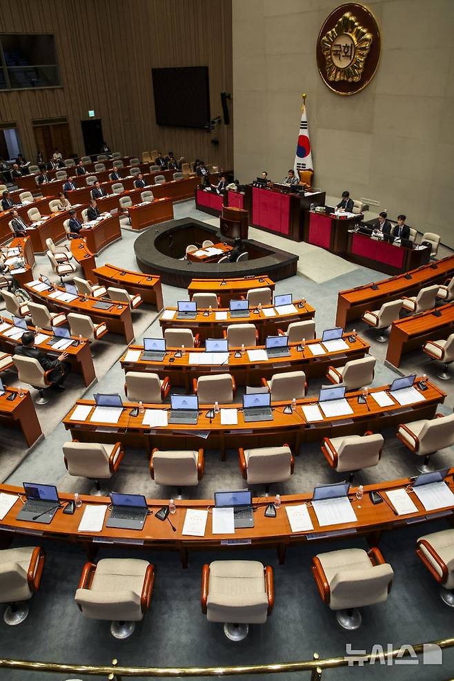 [서울=뉴시스] 김금보 기자 = 예결위 야당 간사인 박형수 국민의힘 의원을 비롯한 의원들이 정회를 요구하며 퇴장한 30일 서울 여의도 국회에서 열린 예산결산특별위원회 전체회의에서 국민의힘 의원들의 자리가 비어있다. 2025.06.30. kgb@newsis.com