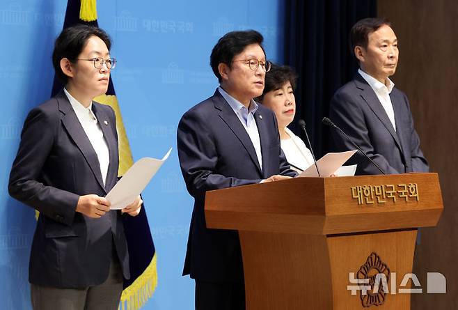 [서울=뉴시스] 김금보 기자 = 박형수 국회 예산결산특별위원회 국민의힘 간사와 위원들이 29일 서울 여의도 국회 소통관에서 '더불어민주당의 독단적인 예산결산특별위원회 운영' 규탄 기자회견을 하고 있다. 2025.06.29. kgb@newsis.com