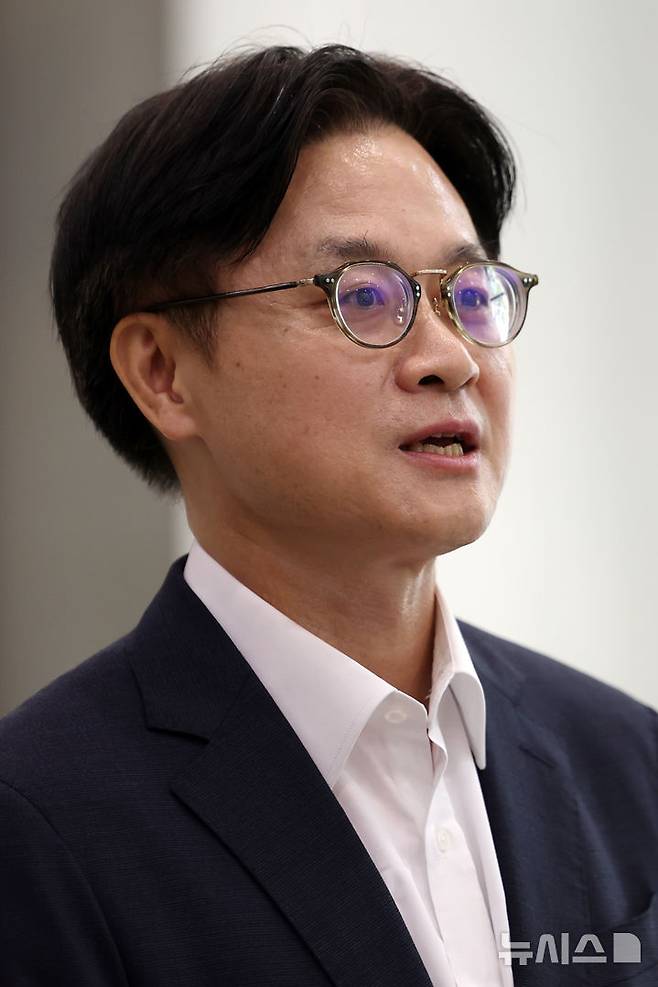 [서울=뉴시스] 조성우 기자 = 김정관 산업통상자원부 장관 후보자가 30일 오전 서울 강남구 한국기술센터에 마련된 인사청문회 준비 사무실에 출근하며 취재진 질문에 답변하고 있다. 2025.06.30. xconfind@newsis.com