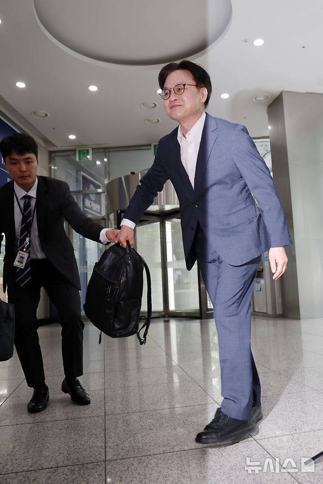 [서울=뉴시스] 조성우 기자 = 김정관 산업통상자원부 장관 후보자가 30일 오전 서울 강남구 한국기술센터에 마련된 인사청문회 준비 사무실에 출근하며 취재진과 질의응답을 마치고 나서며 가방을 들고 있다. 2025.06.30. xconfind@newsis.com