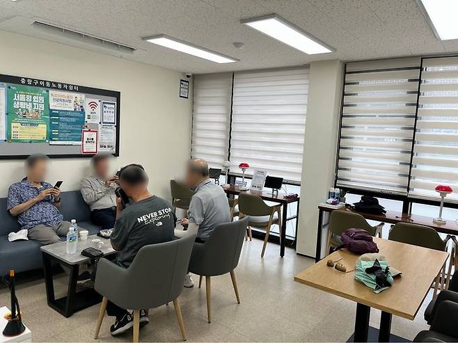 [서울=뉴시스]30일 오후 1시께 서울 중랑구 이동노동자쉼터에서 플랫폼 노동자들이 휴식을 취하고 있다. 이날 서울의 체감온도는 33도를 웃돌았다. (사진=김유진 인턴기자) photo@newsis.com *재판매 및 DB 금지