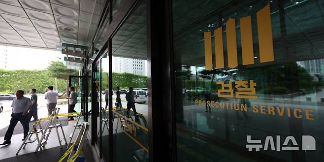 [서울=뉴시스] 김선웅 기자 =  '12·3 비상계엄' 관련 내란·외환 사건을 수사하는 조은석 특별검사팀이 오는 7월 1일 윤석열 전 대통령에 대한 2차 소환조사를 통보한 가운데 30일 내란특검 사무실이 위치한 서울 서초구 서울고등검찰청에서 관계자들이 오가고 있다.윤 전 대통령 측은 방어권 보장 등을 이유로 7월 3일 이후로 조사를 연기해달라고 요청했으나 특검은 별도 일정 변경 사유는 없다는 입장을 고수하고 있다. 특검은 윤 전 대통령이 정당한 사유없이 조사에 불응할 경우 체포영장 청구 등 형사소송법상 강제 절차를 밟겠다는 입장을 전했다. 2025.06.30. mangusta@newsis.com