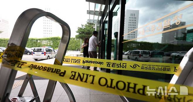 [서울=뉴시스] 김선웅 기자 =  '12·3 비상계엄' 관련 내란·외환 사건을 수사하는 조은석 특별검사팀이 오는 7월 1일 윤석열 전 대통령에 대한 2차 소환조사를 통보한 가운데 30일 내란특검 사무실이 위치한 서울 서초구 서울고등검찰청에서 관계자들이 오가고 있다.윤 전 대통령 측은 방어권 보장 등을 이유로 7월 3일 이후로 조사를 연기해달라고 요청했으나 특검은 별도 일정 변경 사유는 없다는 입장을 고수하고 있다. 특검은 윤 전 대통령이 정당한 사유없이 조사에 불응할 경우 체포영장 청구 등 형사소송법상 강제 절차를 밟겠다는 입장을 전했다. 2025.06.30. mangusta@newsis.com