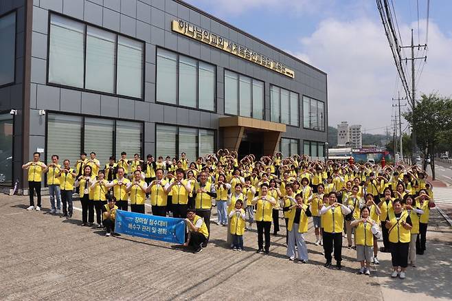 [칠곡=뉴시스] 장마철 대비 환경 정화 활동. (사진=하나님의 교회 제공) 2025.06.30 photo@newsis.com *재판매 및 DB 금지