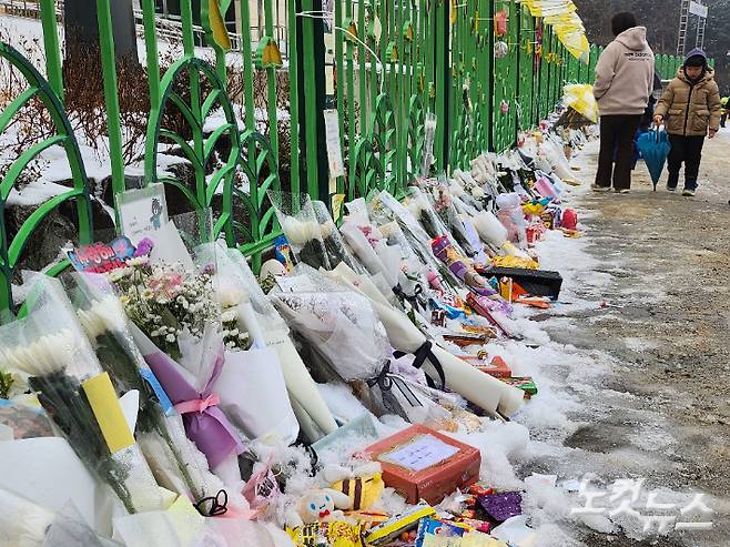 교사에 의해 목숨을 잃은 김하늘 양을 추모하는 학교 옆 공간에 편지 등이 놓여있다. 고형석 기자