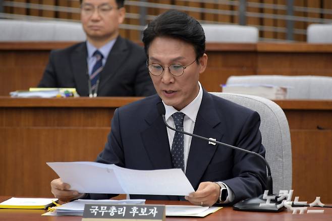 김민석 국무총리 후보자가 24일 서울 여의도 국회에서 열린 인사청문회에서 자료를 확인하고 있다. 윤창원 기자