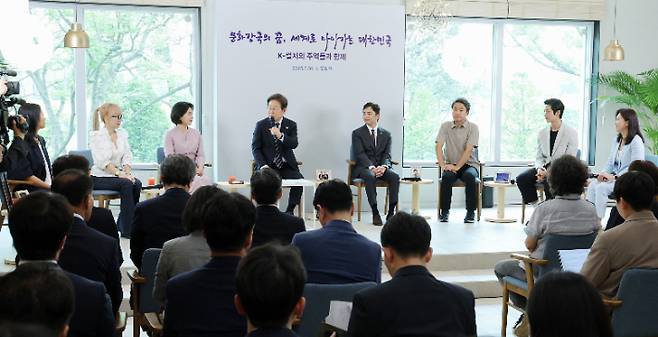이재명 대통령과 김혜경 여사가 30일 서울 용산 대통령실 파인그라스에서 문화예술계 수상자들과 간담회를 하고 있다.  연합뉴스