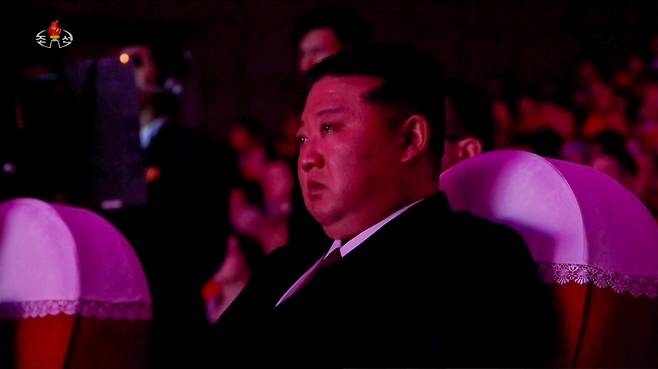 김정은 북한 국무위원장이 지난 29일 동평양대극장에서 방북 중인 올가 류비모바 러시아 문화부 장관이 참석한 가운데 열린 예술인 공연 중 무대 배경화면에 러시아 파병 북한 군인들의 활동 모습이 상영되자 눈물을 글썽이고 있다. 연합뉴스