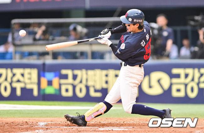 [OSEN=잠실, 박준형 기자] 7일 오후 서울 잠실구장에서 ‘2025 신한 SOL BANK KBO리그’ 두산 베어스와 롯데 자이언츠의 경기가 진행됐다.이날 두산은 최승용을 롯데는 이민석을 선발투수로 내세웠다.6회초 2사 1루 롯데 김동혁이 내야뜬공 타구를 날리고 있다. 2025.06.07 / soul1014@osen.co.kr