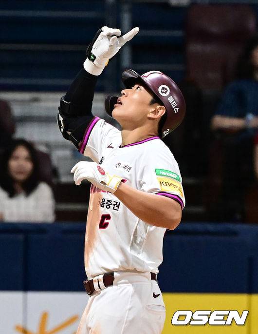 [OSEN=고척, 김성락 기자] 29일 오후 서울 고척스카이돔에서 2025 신한 SOL Bank KBO리그 키움 히어로즈와 삼성 라이온즈의 경기가 열렸다.키움은 웰스, 삼성은 이승현을 선발 투수로 내세웠다.5회말 무사 1, 3루 키움 송성문이 3점 홈런을 날린 뒤 세리머니를 하고 있다. 2025.06.29 / ksl0919@osen.co.kr