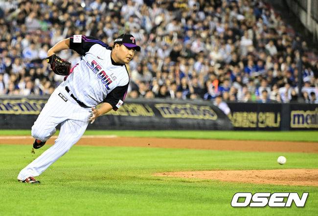 [OSEN=잠실, 지형준 기자] 30일 오후 서울 잠실구장에서 ‘2025 신한 SOL Bank KBO리그’ LG 트윈스와 삼성 라이온즈의 경기가 열렸다.이날 LG는 엘리에이저 에르난데스, 삼성은 이승현을 선발투수로 내세웠다.7회초 무사 1루에서 LG 이우찬이 삼성 김영웅의 기습번트 타구를 쫓고 있다. 2025.05.30 /jpnews@osen.co.kr