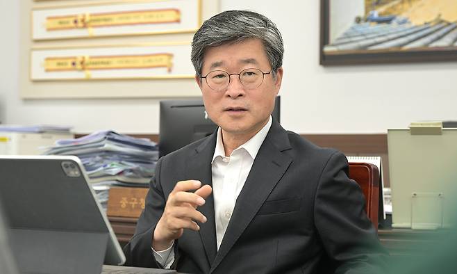 김길성 서울 중구청장은 “서울 자치구 중 가장 높은 외국인 비율(8.8%)을 감안해 올해 1월 서울 관내 처음으로 외국인지원팀을 신설했다”며 “산발적으로 운영되던 외국인 지원사업을 모아 체계적으로 지원할 계획”이라고 강조한다. 중구 제공