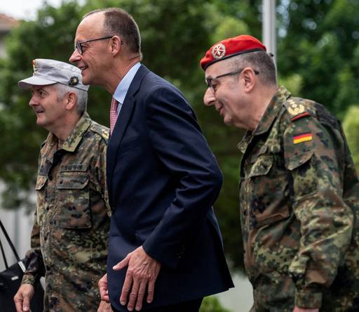 프리드리히 메르츠 독일 총리(가운데)가 지난 28일(현지시간) 베를린 외곽에 있는 독일군 작전사령부를 방문해 고위 지휘관들의 영접을 받으며 이동하고 있다. 로이터연합뉴스