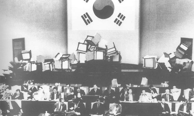 1969년 당시 정부와 여당인 공화당이 박정희 대통령의 3연임을 가능케 하는 이른바&nbsp;‘3선 개헌’을 추진하자 야당 의원들이 국회 본회의장 단상을 점거한 채 철야 농성을 벌이고 있다. 국회기록보존소 제공