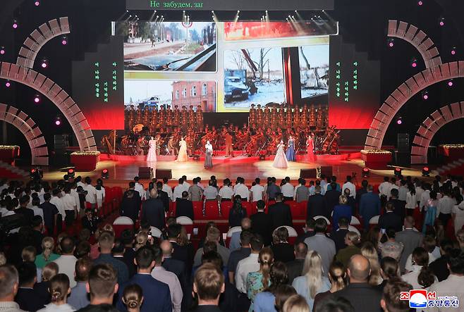 김정은 북한 국무위원장이 지난 29일 당 중앙위원회 본부청사에서 올가 류비모바 러시아 문화부 장관을 접견하고 공연을 관람했다고 조선중앙통신이 30일 보도했다. 평양 조선중앙통신=연합뉴스