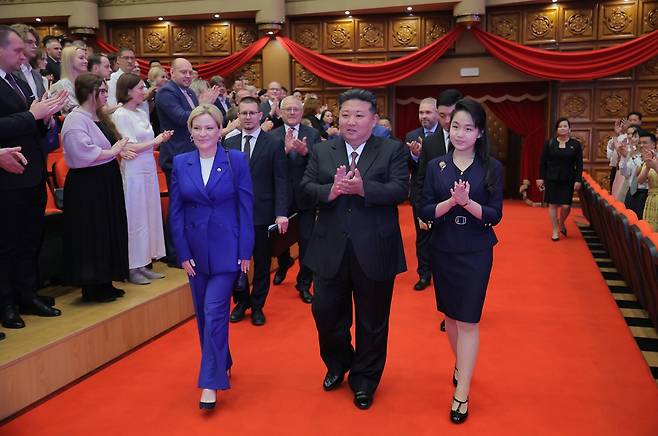 북한 노동당 기관지 노동신문은 30일 북러조약 체결 1주년을 맞아 김정은 북한 노동당 총비서가 올가 류비모바 러시아 문화상을 졉견하고 예술 공연을 관람했다고 보도했다. 평양노동신문·뉴스1