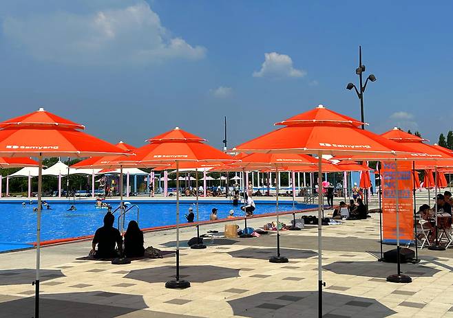 한강수영장에 배치된 삼양식품 파라솔. 삼양라운드스퀘어 제공