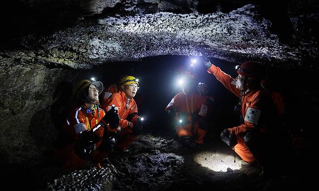 벵뒤굴은&nbsp;2층·3층&nbsp;동굴과&nbsp;석주, 석순&nbsp;등 원형 보존 상태가&nbsp;양호하지만 바닥과 천장 사이 간격이&nbsp;1m로 낮기 때문에 오리걸음을 하거나&nbsp;손 짚고 기면서 탐사해야 한다. 세계유산축전 제공