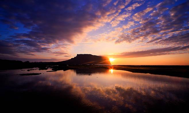 성산일출봉과&nbsp;한라산 야간산행 후 정상에서 맞이하는 일출 감상도 세계유산축전의 인기 코스다. 성산은 당일 새벽 4시30분부터 제한 없이 현장신청이 가능하나 한라산은 사전 예약을 통해 탐방객을 모집하고 전일 오후 10시부터 60명씩 짝을 지어 등반한다.&nbsp;세계유산축전 제공