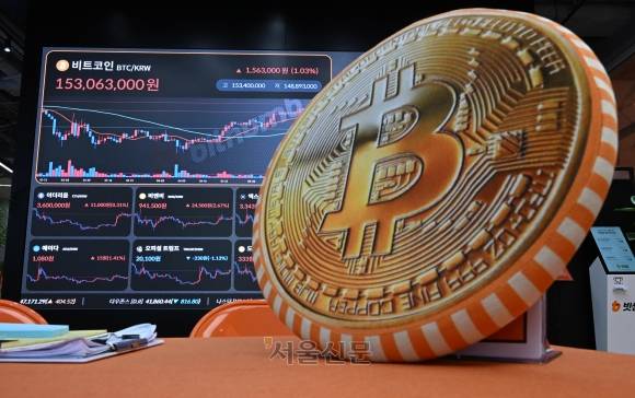 비트코인이 사상최고가를 경신한 22일 오전 서울 서초구 빗썸라운지 강남본점 전광판에 비트코인 가격이 표시되고 있다. 2025.5.22. 도준석 전문기자