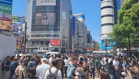 일본 도쿄 시부야 스크램블 교차로는 한 번에 최대 3000명이 건널 수 있는 교차로로 유명하다. 유동인구를 기준으로 추정하면 하루 최대 50만명이 이 교차로를 이용하는 것으로 알려져 있다.
